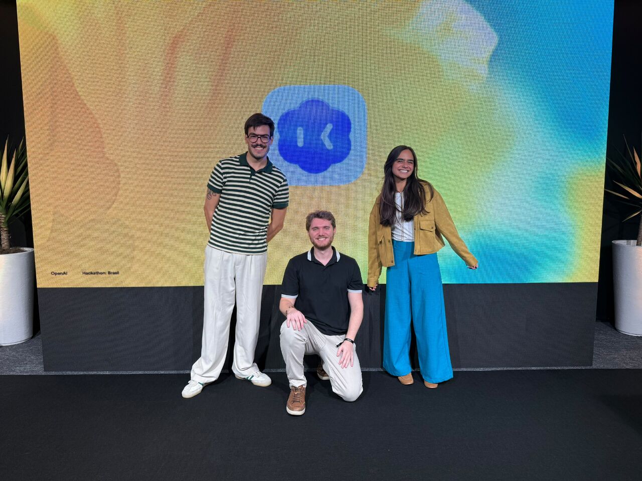 Equipe crIA no hackathon da OpenAI: Enrico Adami Tucunduva, Luiz Amorim e Marcela Santoro do Valle.